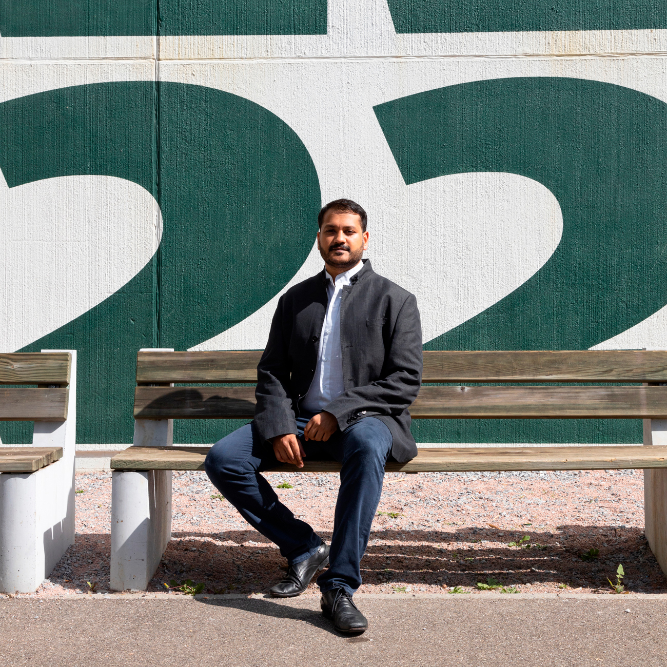 Vikram Bhatnagar sitzt auf einer Bank in Zürich Oerlikon