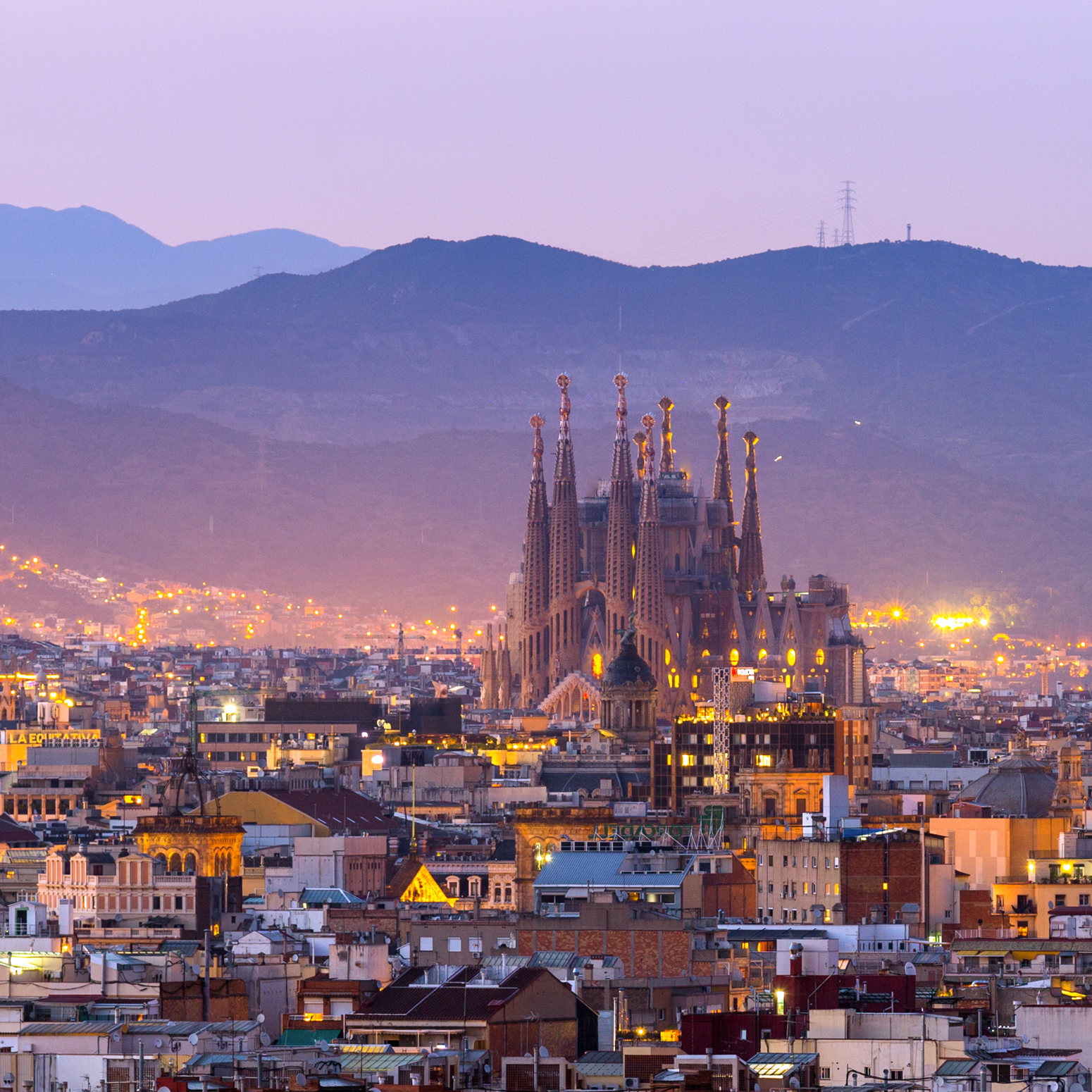 Blick auf die erleuchtete Smart City Barcelona am Abend