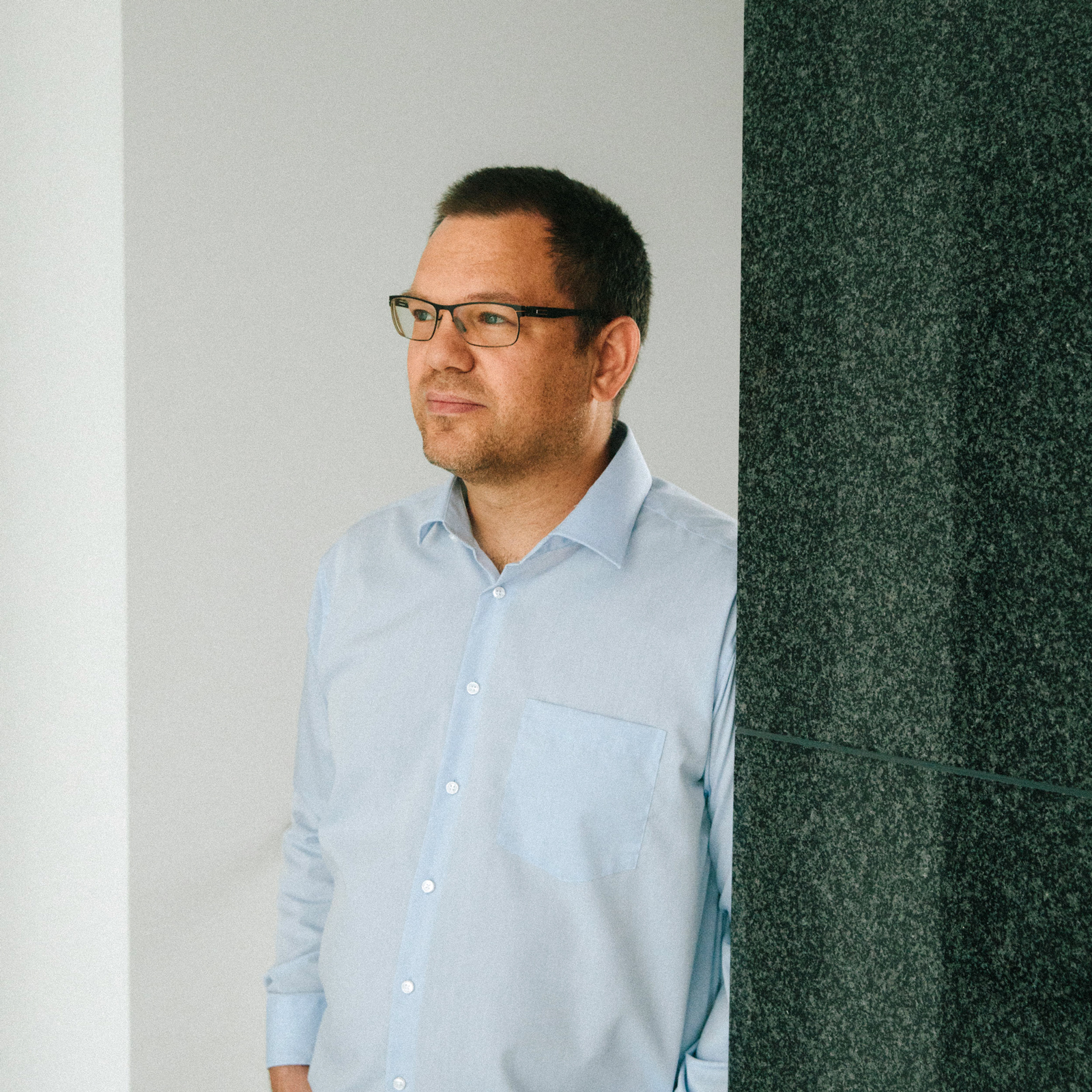 Porträt von Timur Bürki. Er sprich über den internationalen Stromhandel während der Corona Zeit.