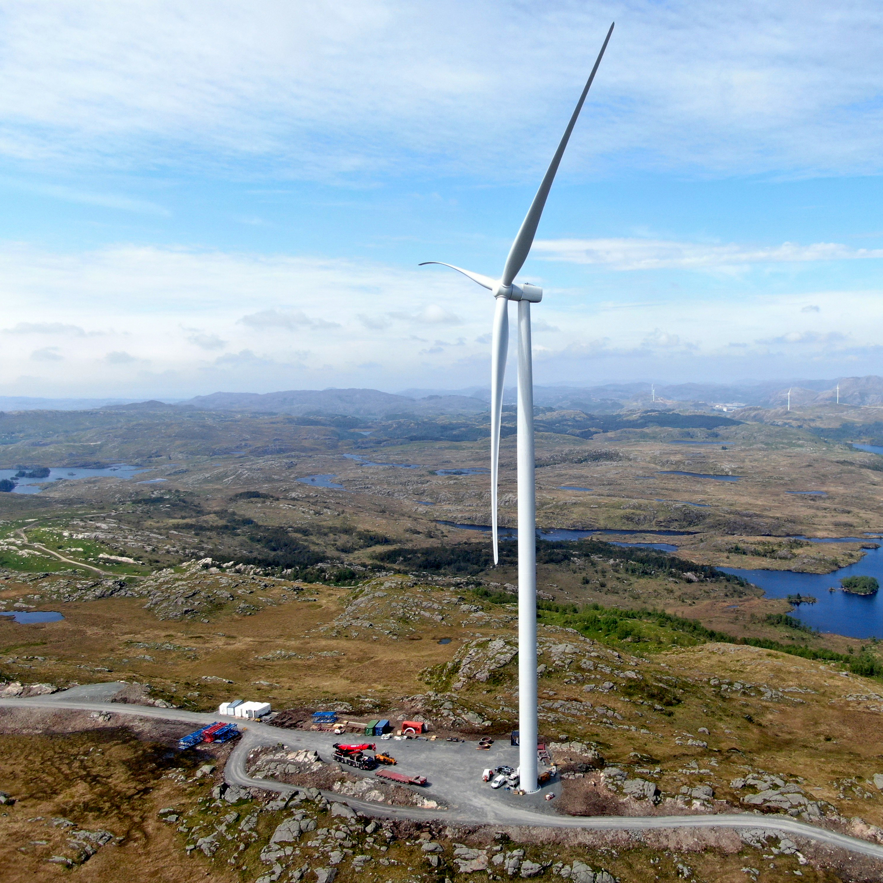 Windturbine des Onshore-Windparks Makaknuten steht in der sanften Hügellandschaft.
