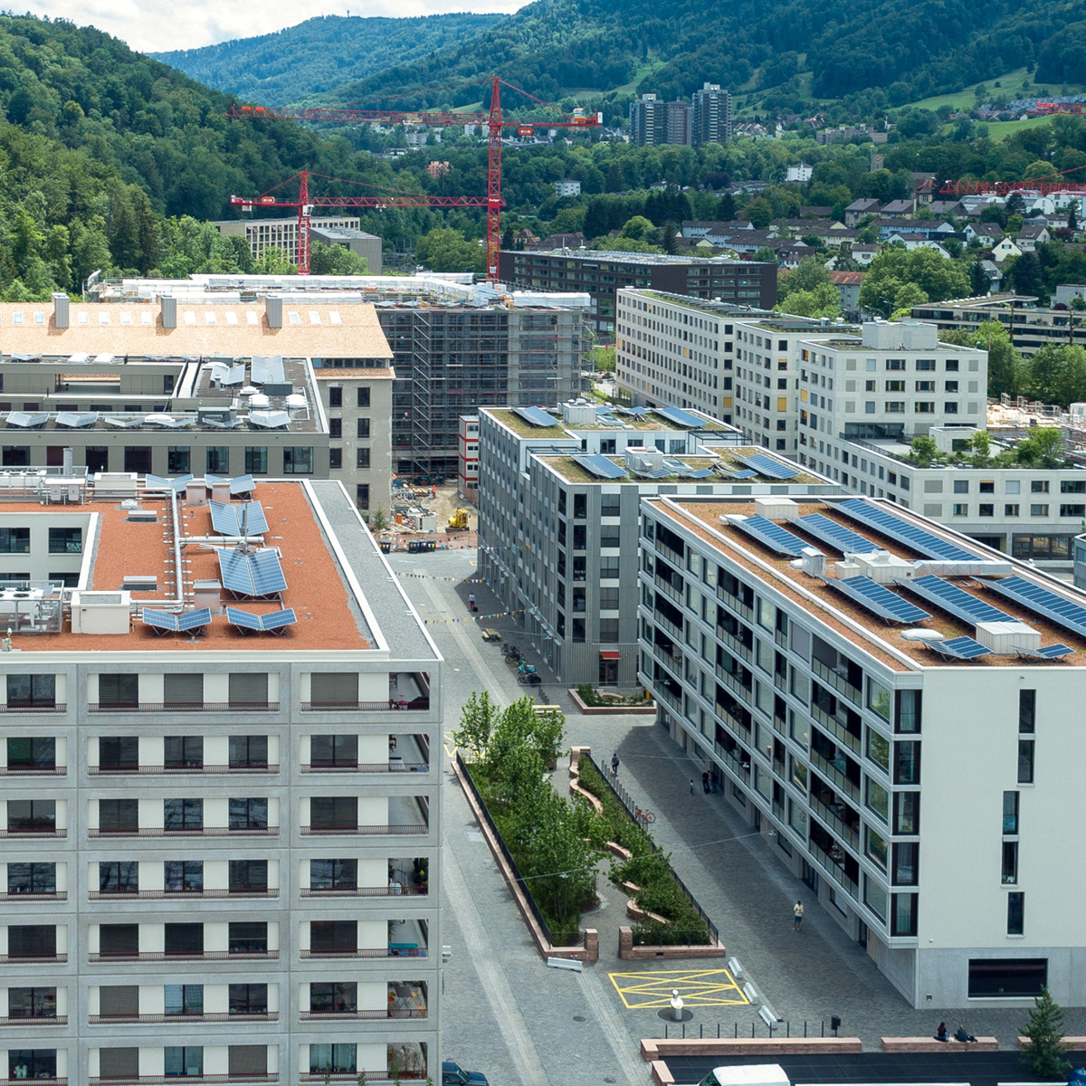 Wohngebäude mit Solarpanels auf den Dächern