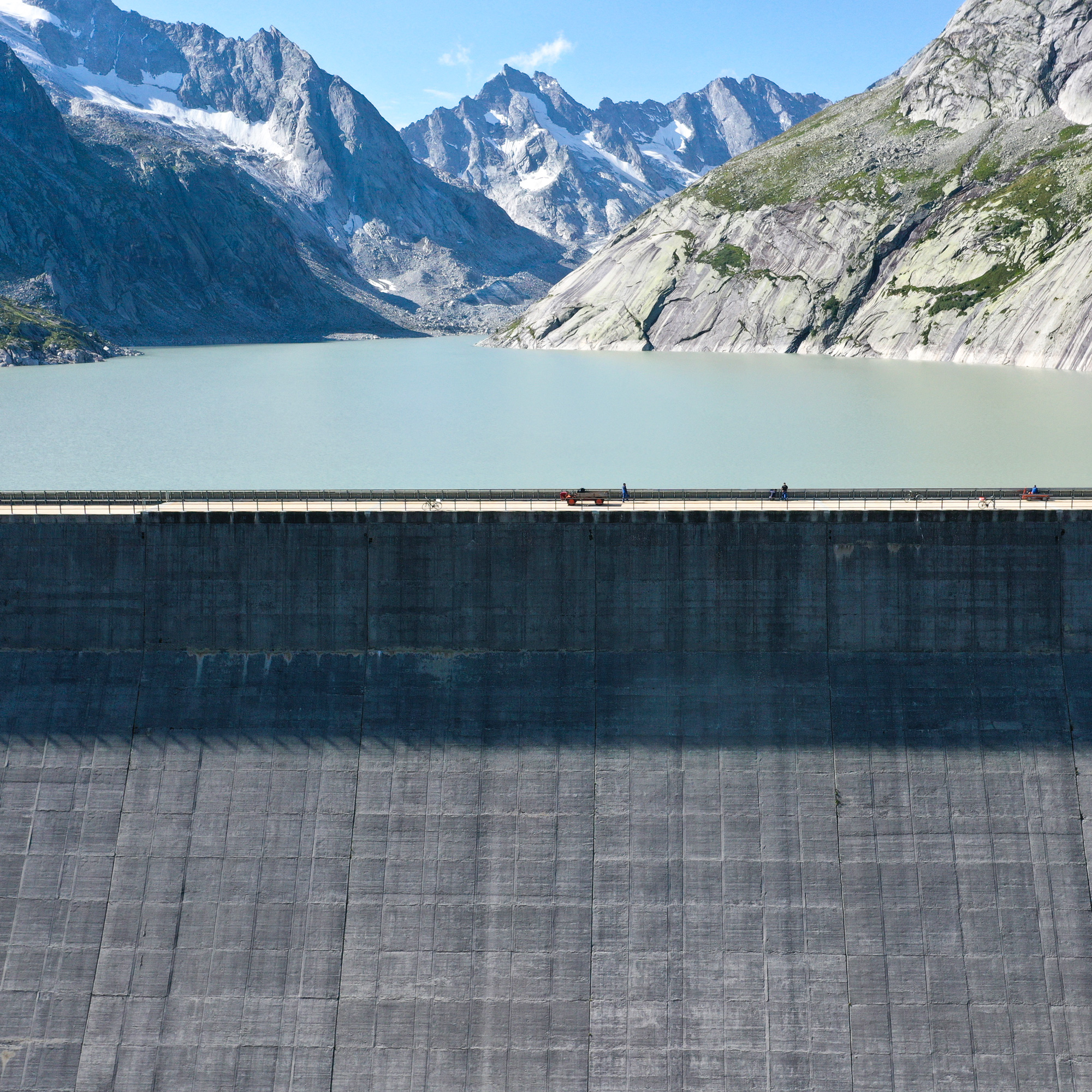 Blick aus der Ferne auf die die erste Solaranlage der Schweiz die an einer Staumauer angebracht ist