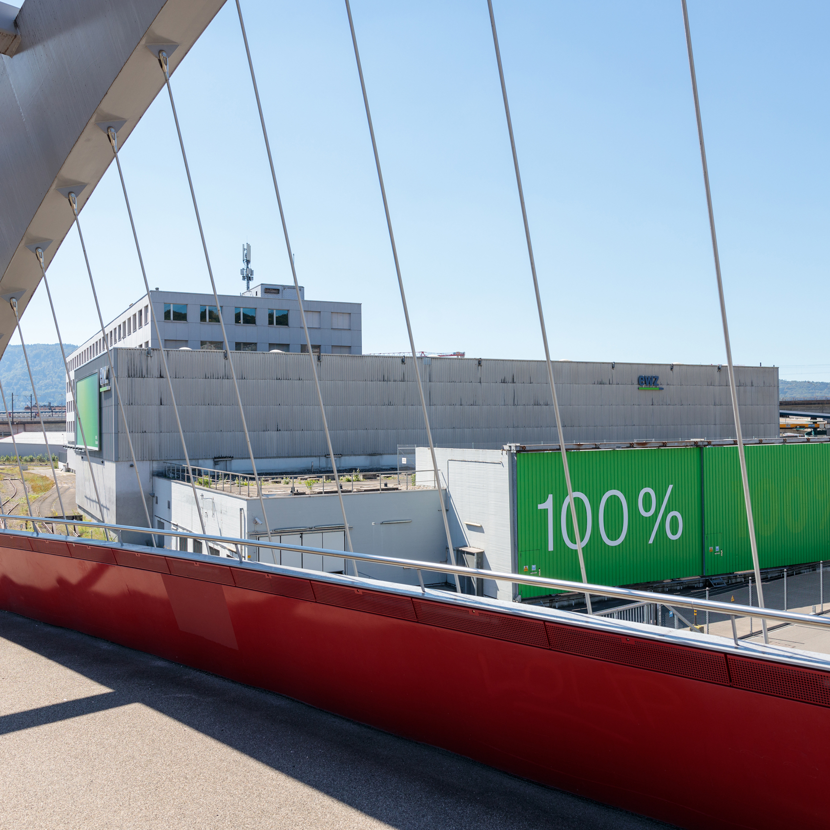 Das Gebäude des Werkhof Herdern mit Blick von der Brücke aus.