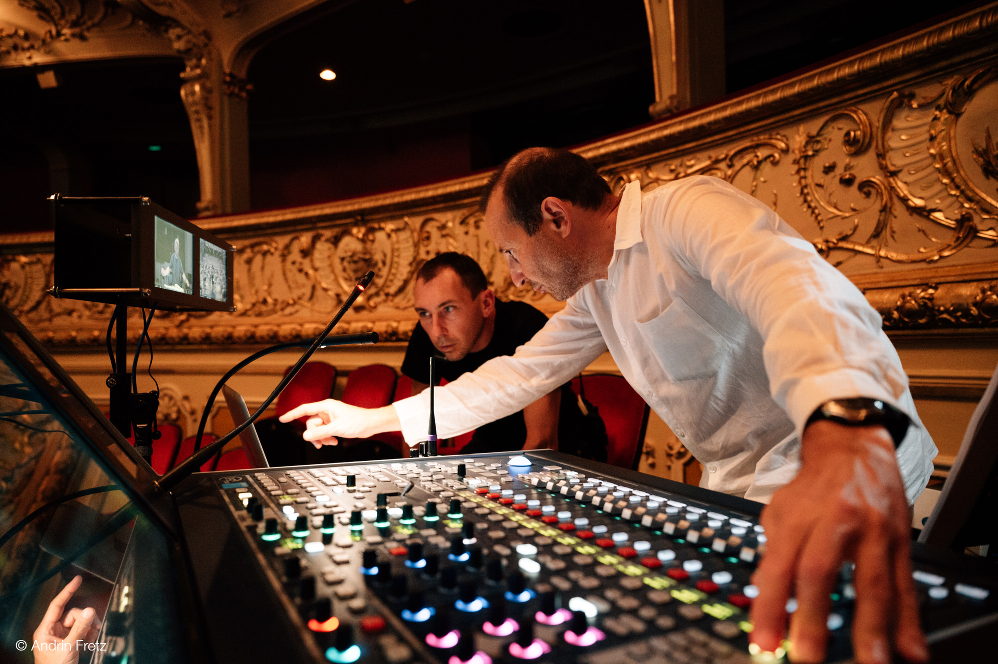 Tonmeister Oleg Surgutschow bei der Arbeit am Tontechnikpult im Opernhaussaal.