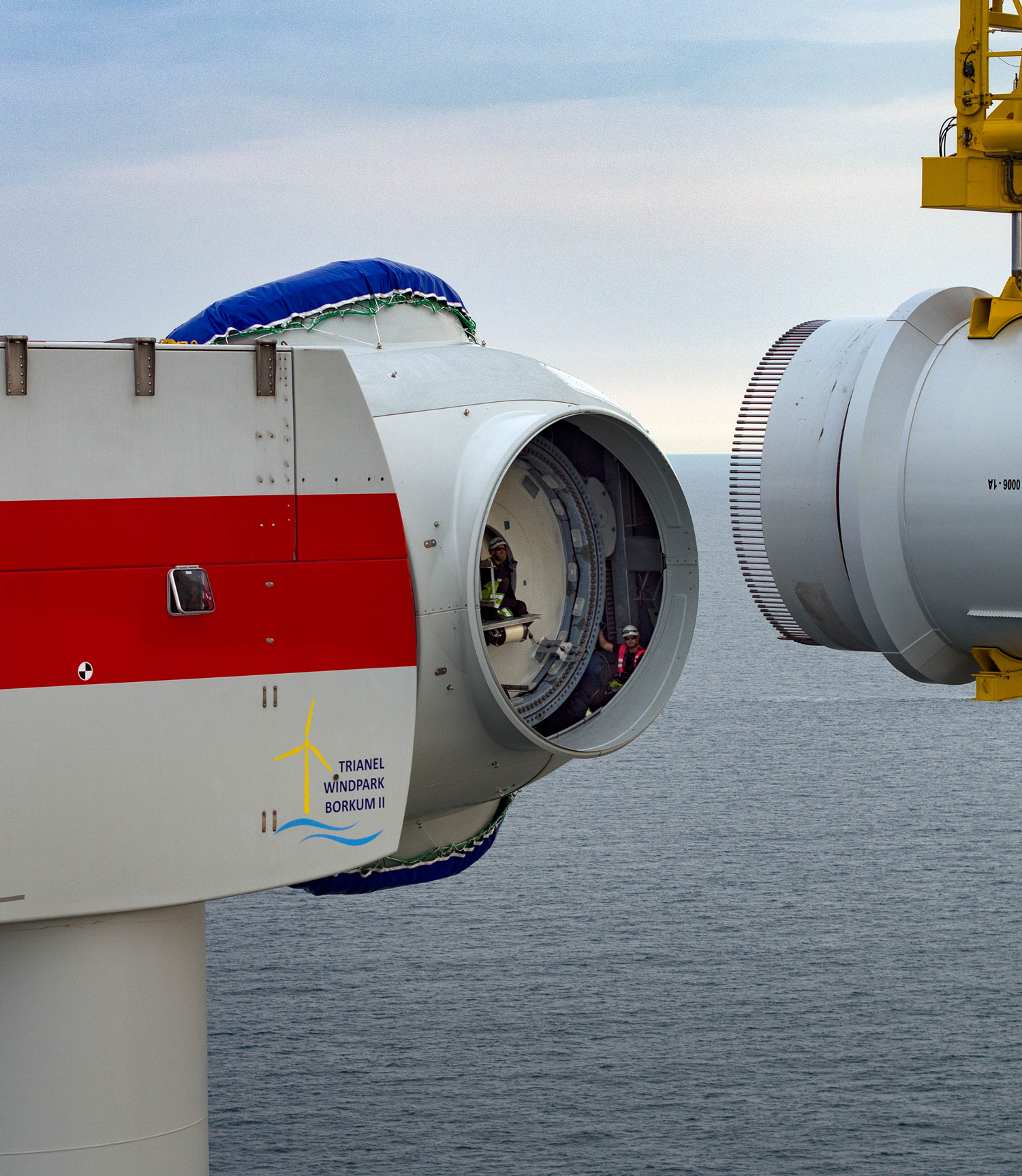 Bauteile der Windturbine werden zusammengesetzt.