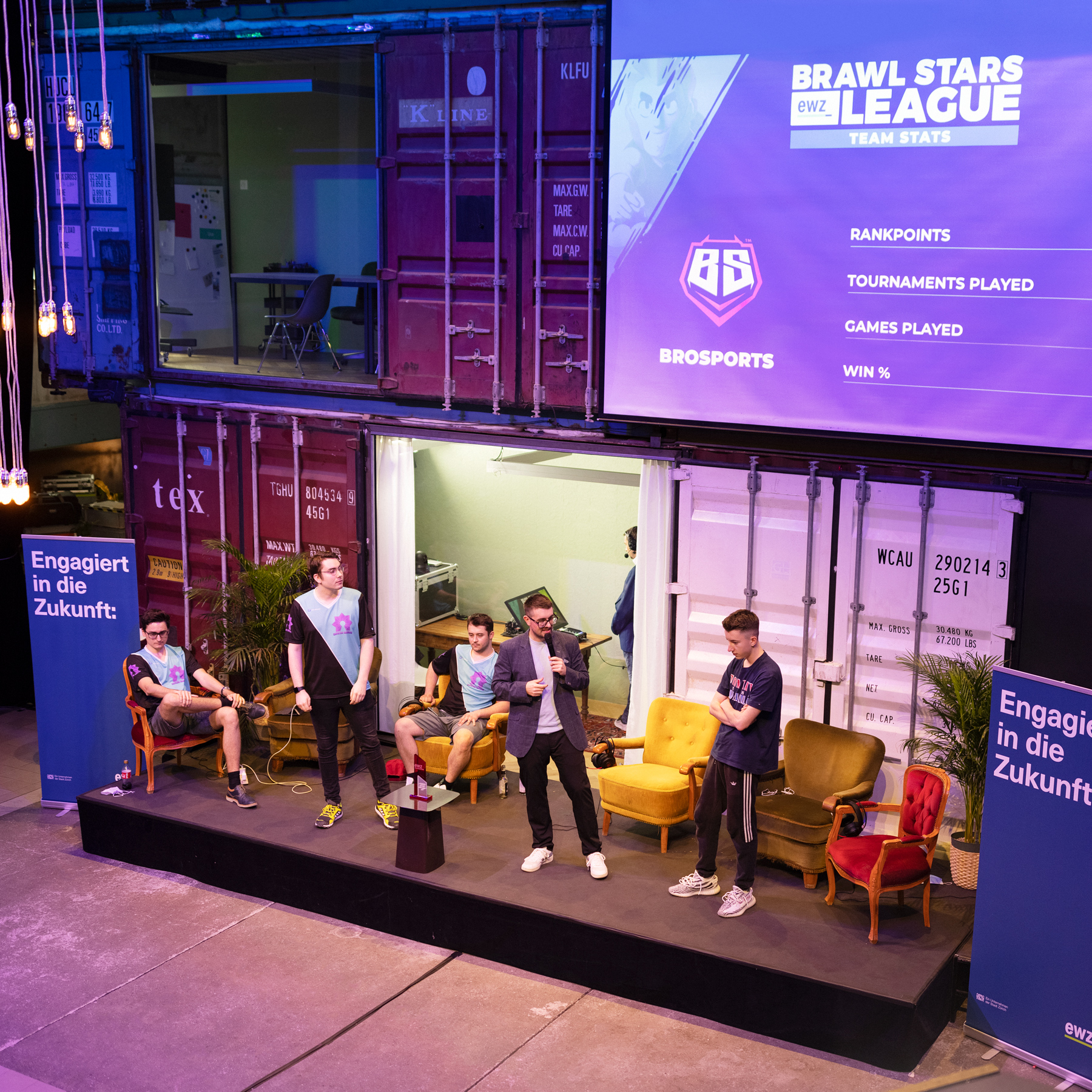 Blick auf die Bühne während der Siegerehrung des E-Sport Finales.