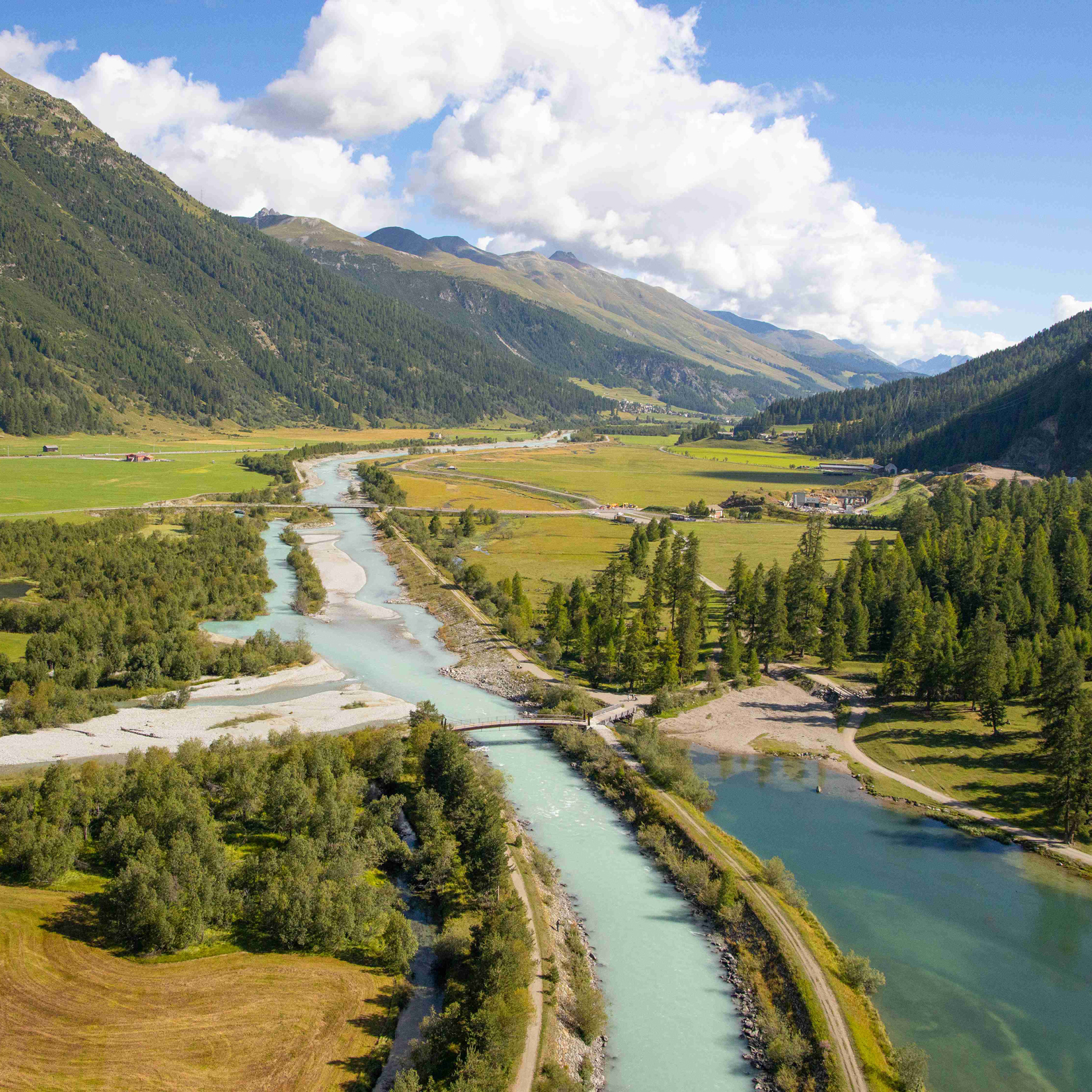 Luftaufnahme des revitalisierten Flussabschnittes bei Bever.