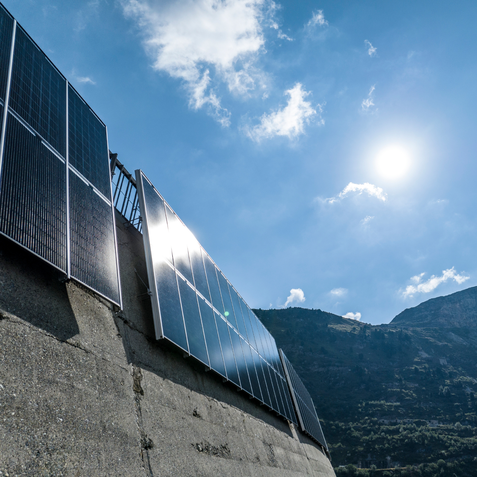 Solarpannels an einer Stauseemauer