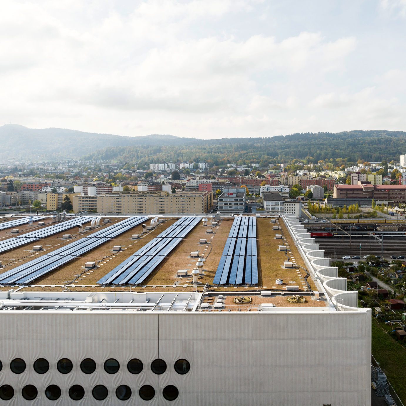 Das Dach der Swisslife Arena mit der Stadt Zürich im Hintergrund.
