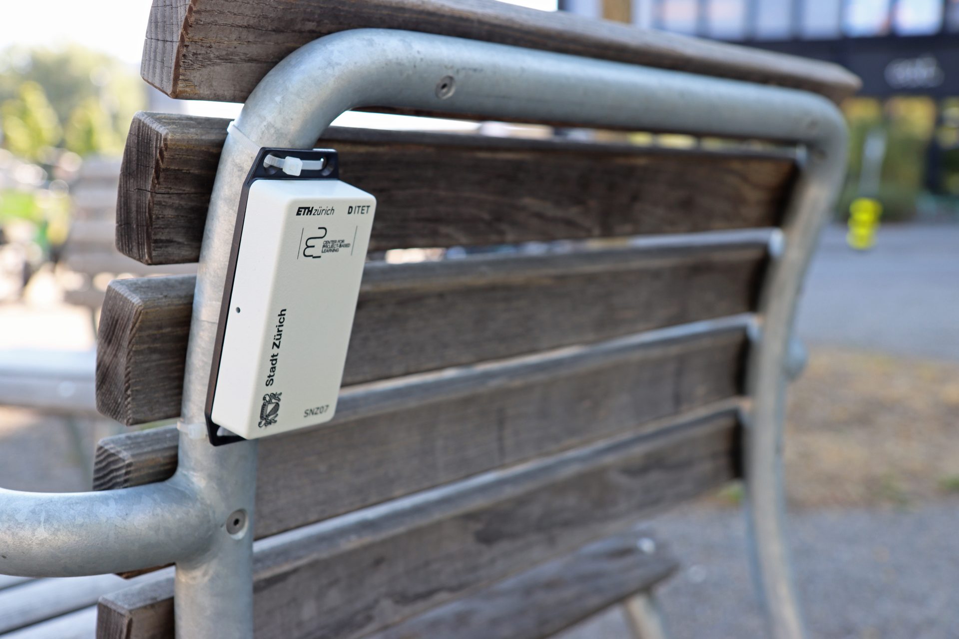 Sensor an einer Parkbank in Zürich zur Datenerfassung – Beispiel für Smart City Technologien im öffentlichen Raum.