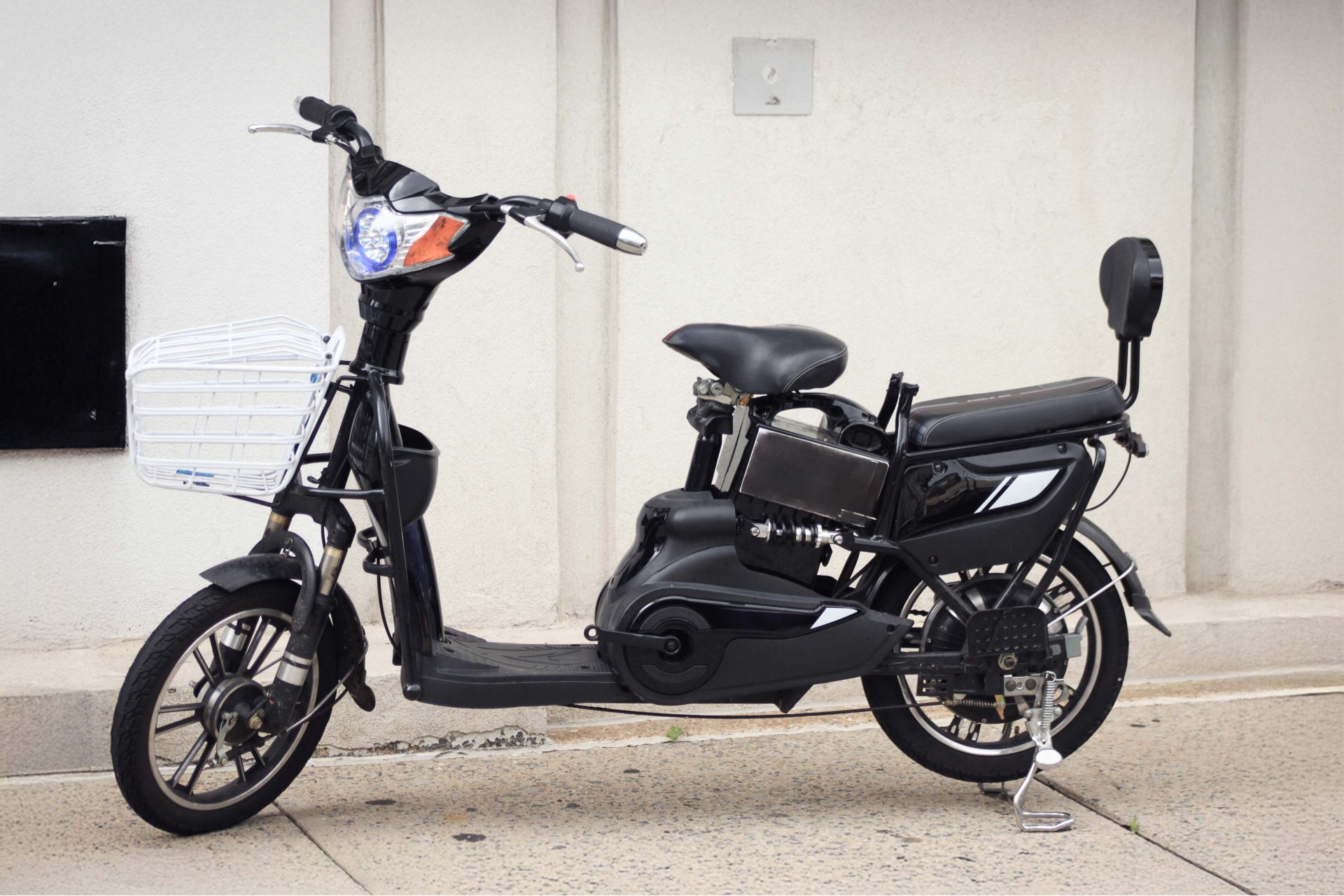 Modernes Elektrofahrzeug für Jugendliche: Schwarzes E-Mofa mit Akku-Antrieb und Frontkorb, ideal als E-Roller oder E-Auto-Alternative für Jugendliche ab 14 Jahren in der Schweiz.