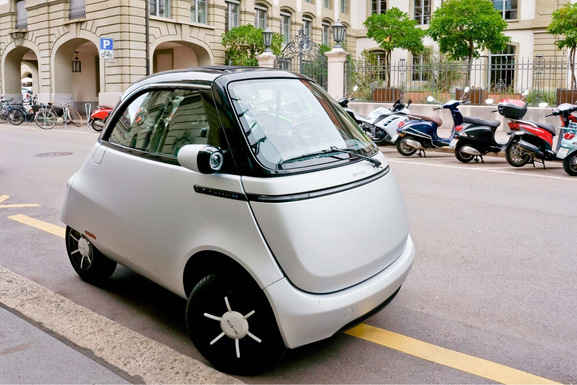 Kompaktes E-Auto für Jugendliche ab 14 Jahren in der Schweiz – modernes Elektrofahrzeug ideal für urbane Mobilität, umweltfreundlich und stylisch, perfekt als Alternative zu E-Roller, E-Mofa oder E-Scooter.