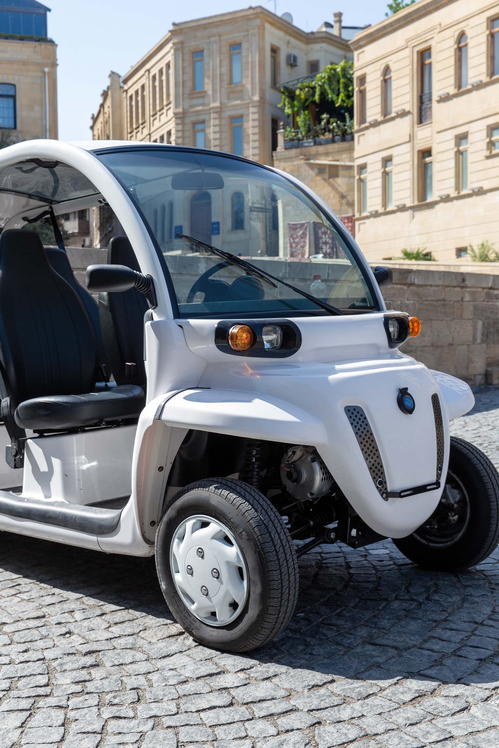 Kompaktes Elektrofahrzeug für Jugendliche in der Schweiz – leichtes, offenes E-Mobil mit Sitzplätzen und Sicherheitsausstattung, ideal als E-Auto für Jugendliche ab 14 Jahren oder als Alternative zu E-Roller, E-Mofa und E-Scooter.