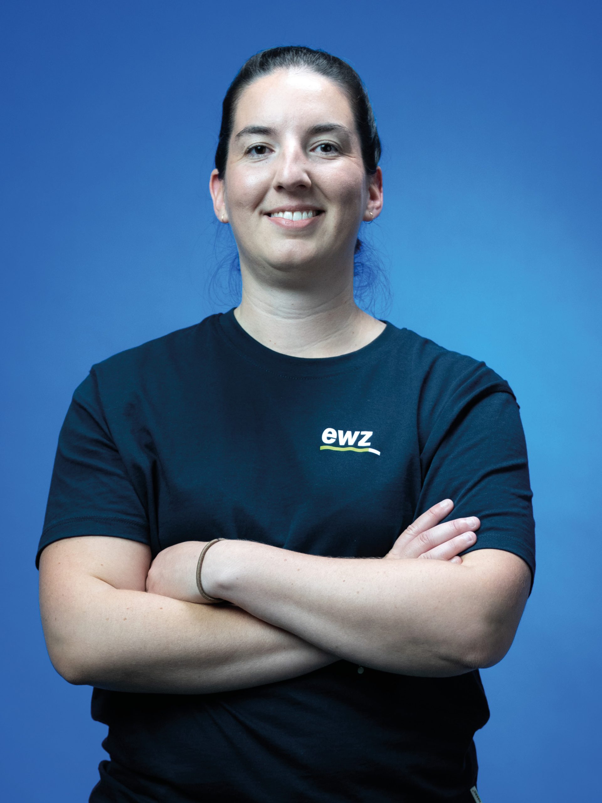 Zoé Moeeni, Stromhändlerin bei ewz, sorgt mit ihrem Engagement am Energiemarkt für eine stabile und zuverlässige Energieversorgung.