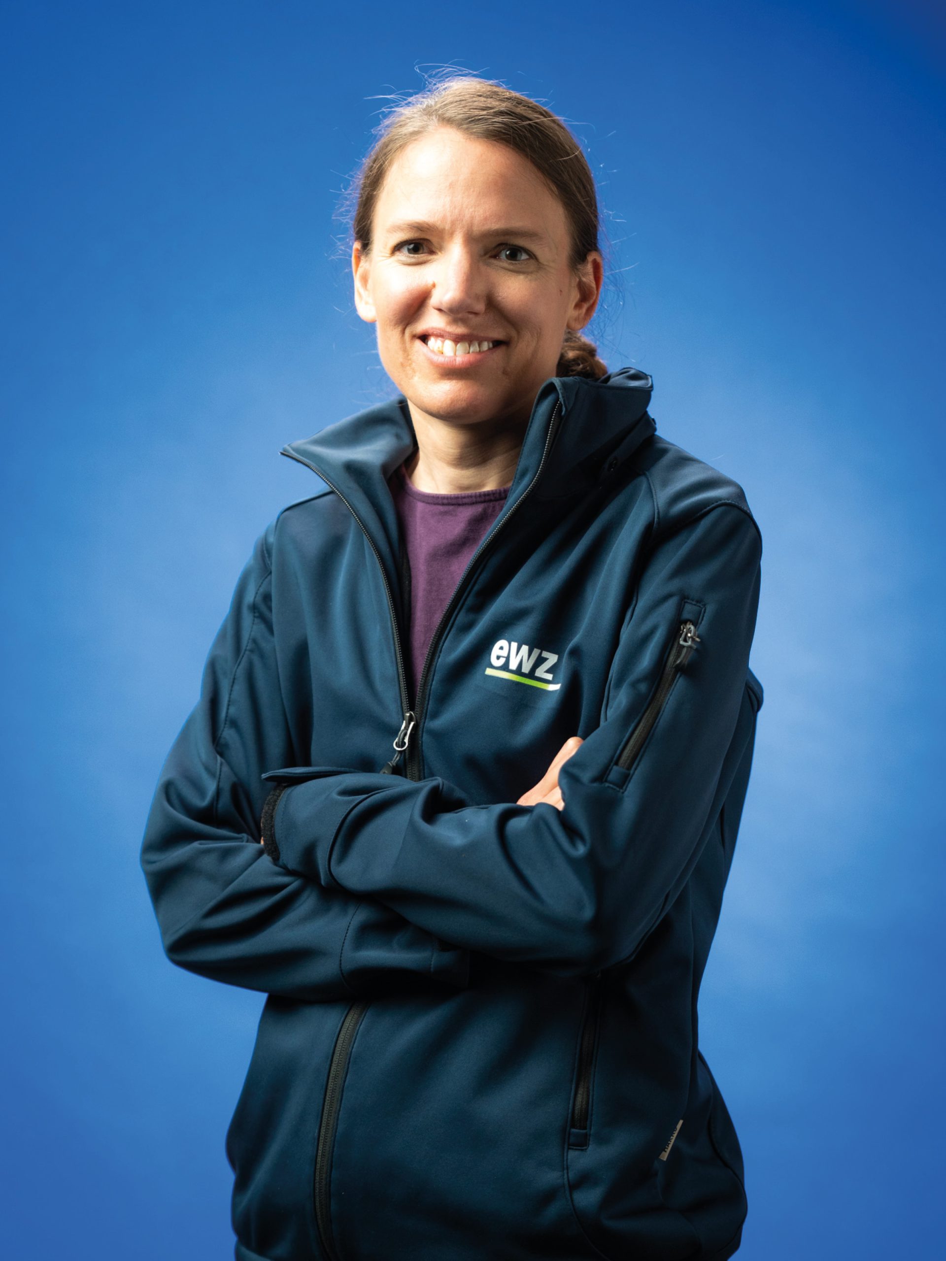 Esther Höck, Stauanlagenüberwacherin bei ewz, steht für sichere und zuverlässige Energieversorgung aus Wasserkraft.