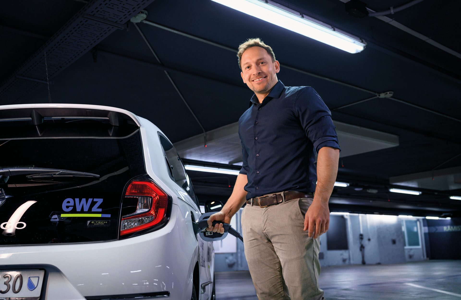 Lukas Schmid, Ladelösungsspezialist bei ewz, sorgt mit intelligenter Ladeinfrastruktur für eine zuverlässige Energieversorgung im Bereich Elektromobilität.