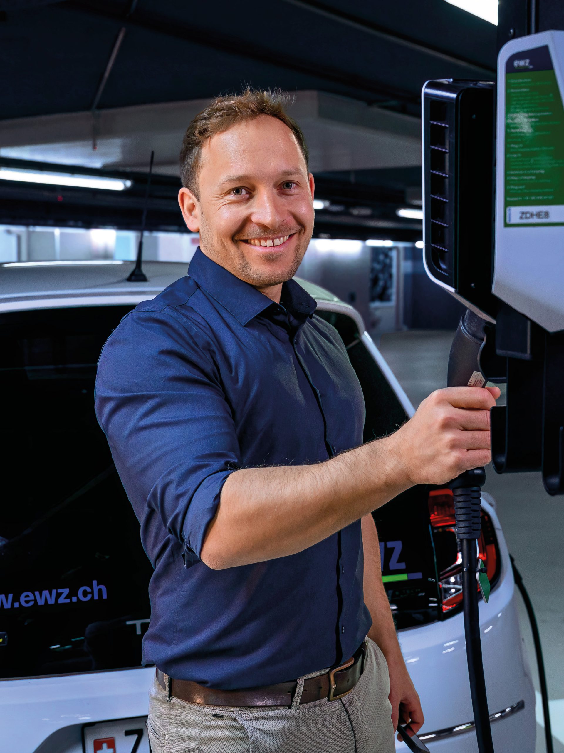 Lukas Schmid, Ladelösungsspezialist bei ewz, unterstützt eine zuverlässige Energieversorgung durch smarte E-Mobilitätslösungen.