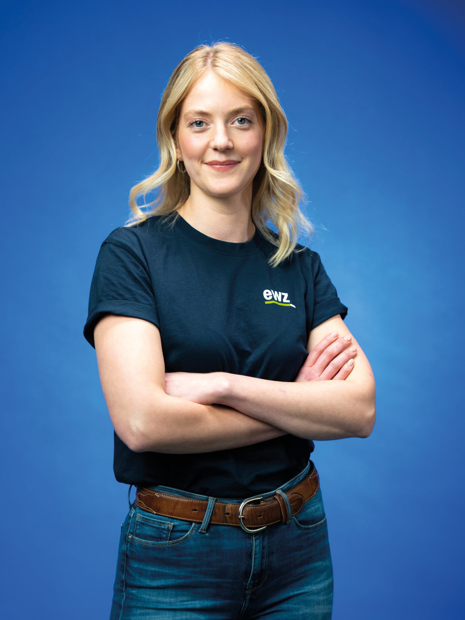 Marie Weigert, Solarstromspezialistin bei ewz, steht für nachhaltige und zuverlässige Energieversorgung.