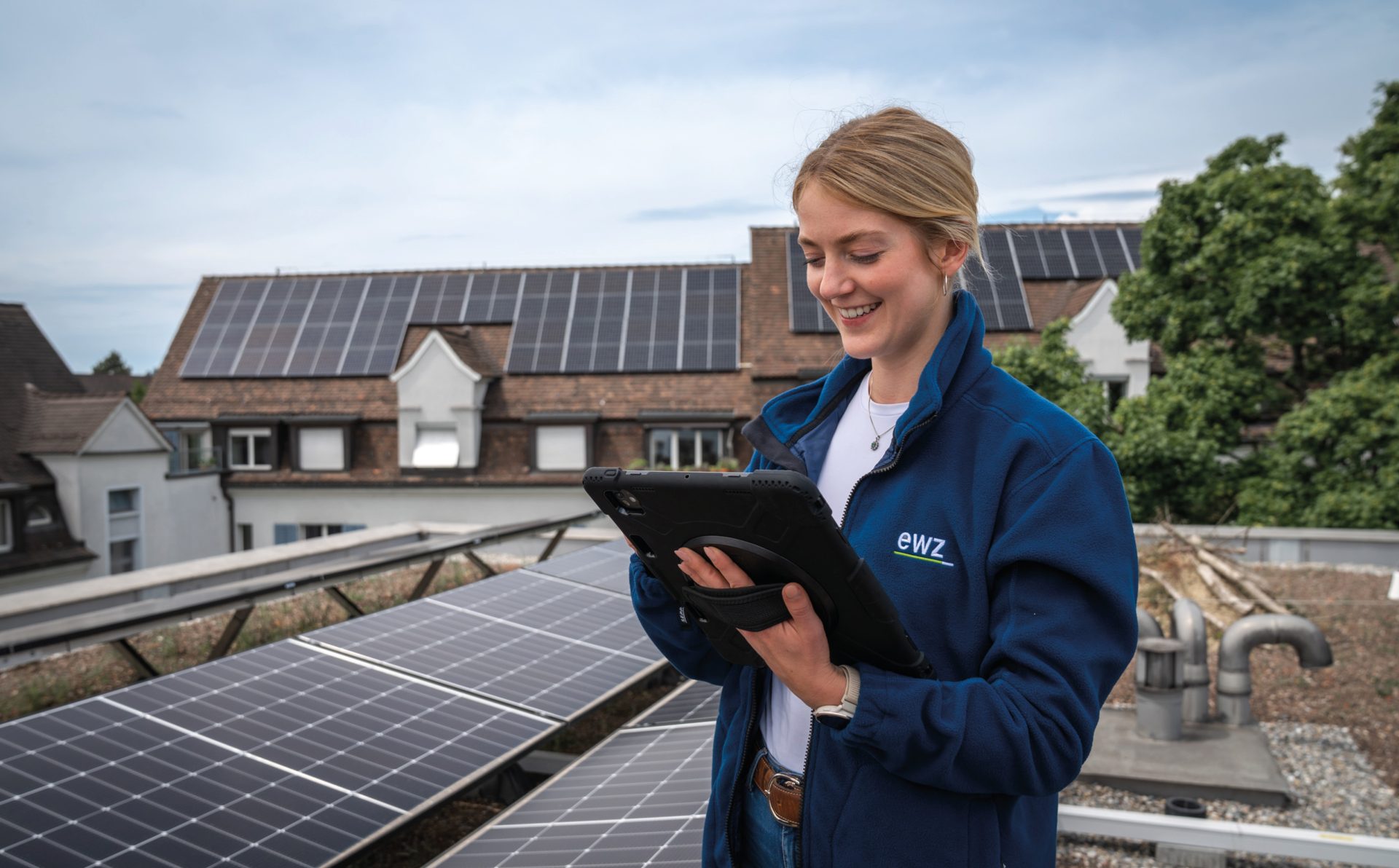 Marie Weigert, Solarstromspezialistin bei ewz, steht für nachhaltige und zuverlässige Energieversorgung.