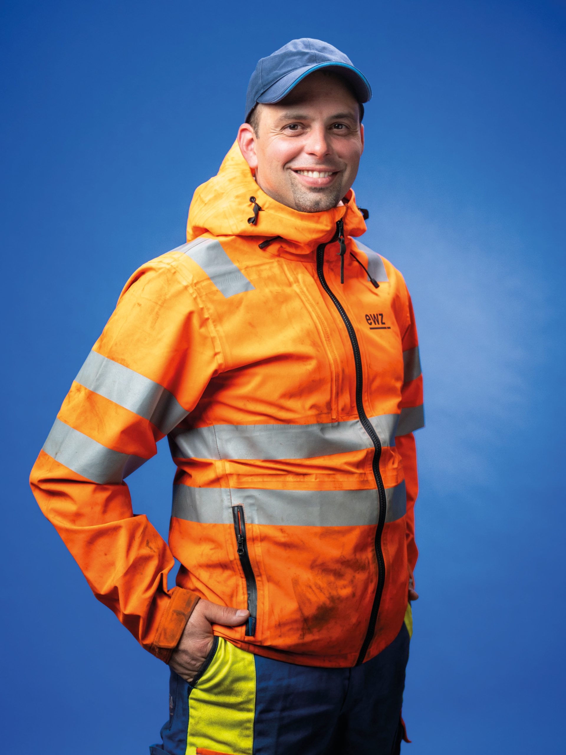 Der Netzelektriker Christian Wenzin in seiner Warnkleidung- Er sorgt für zuverlässige Energieversorgung im Außeneinsatz.