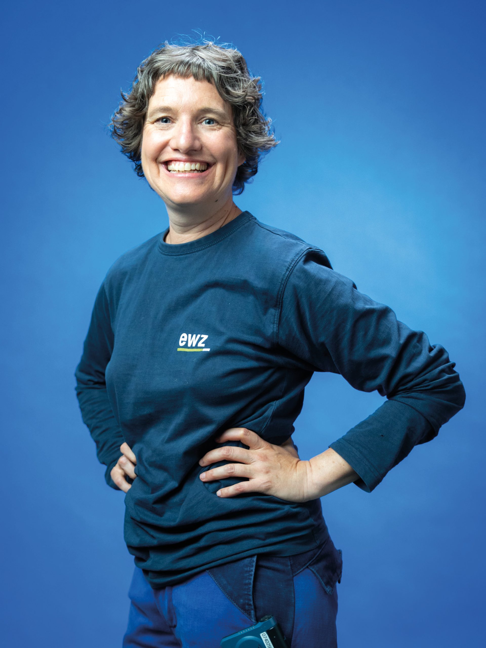 Katrin Bächli, Sekundärtechnikerin bei ewz, repräsentiert zuverlässige Energieversorgung.