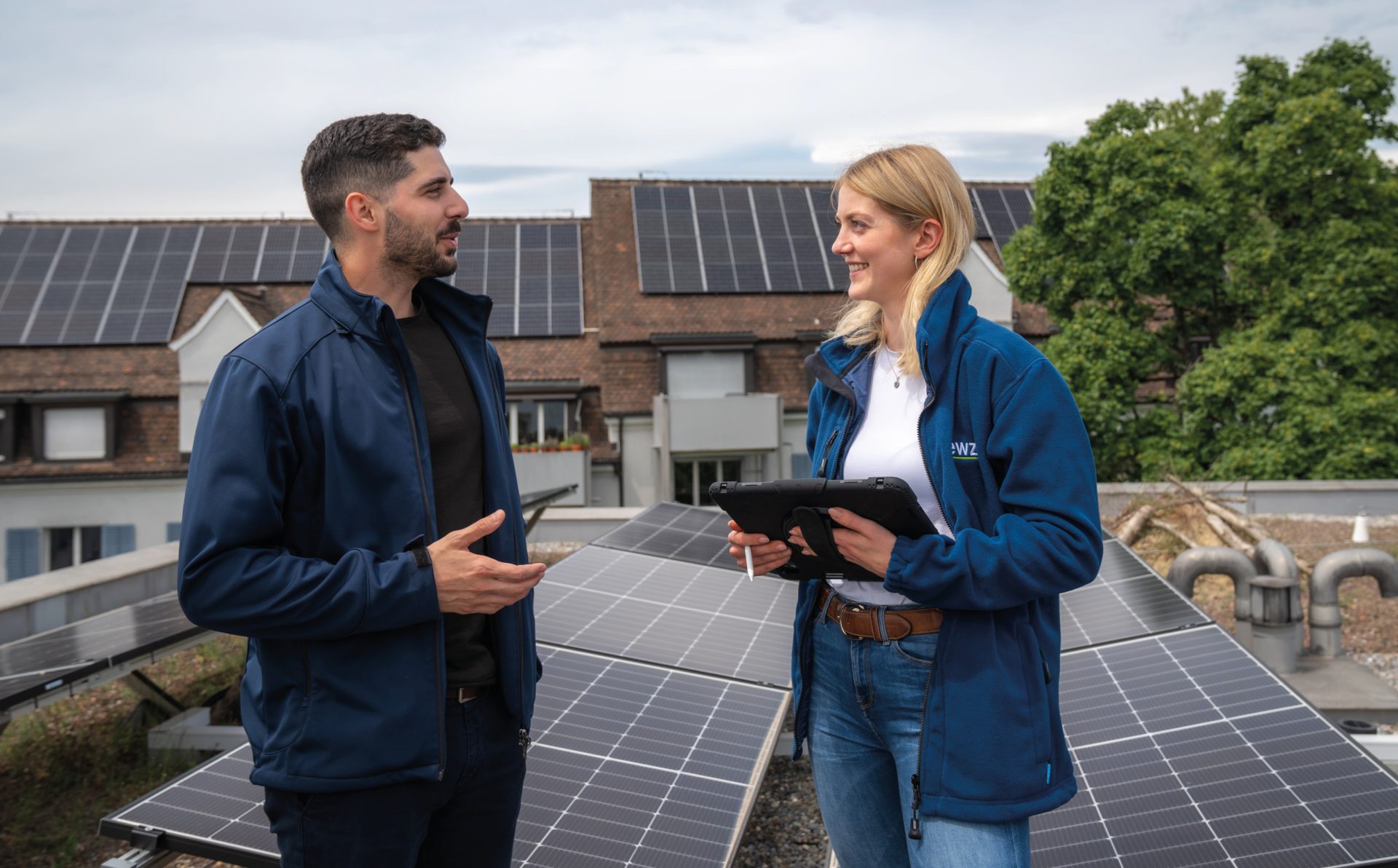 Marie Weigert und Kollege auf einem Solardach – Beratung zur zuverlässigen Energieversorgung mit Solarstrom.