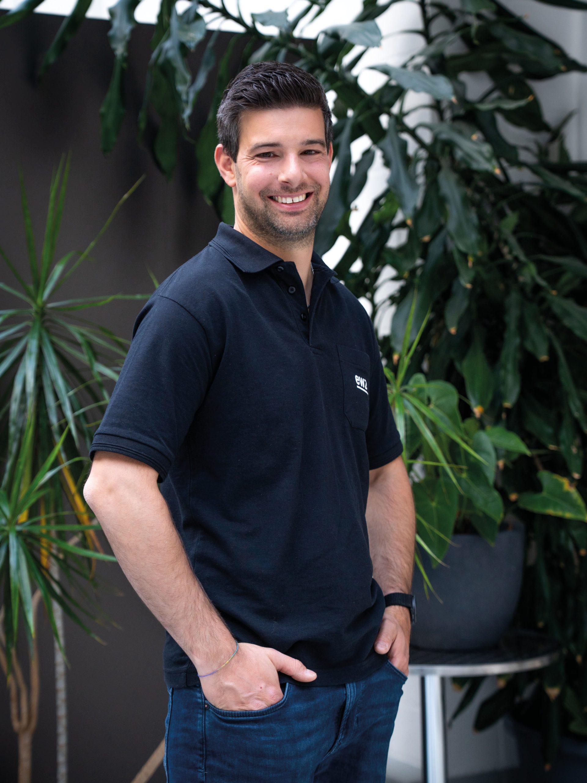 Severino Schmid, Energieberater bei ewz, unterstützt Kundinnen und Kunden mit individueller Beratung für eine effiziente und zuverlässige Energieversorgung.
