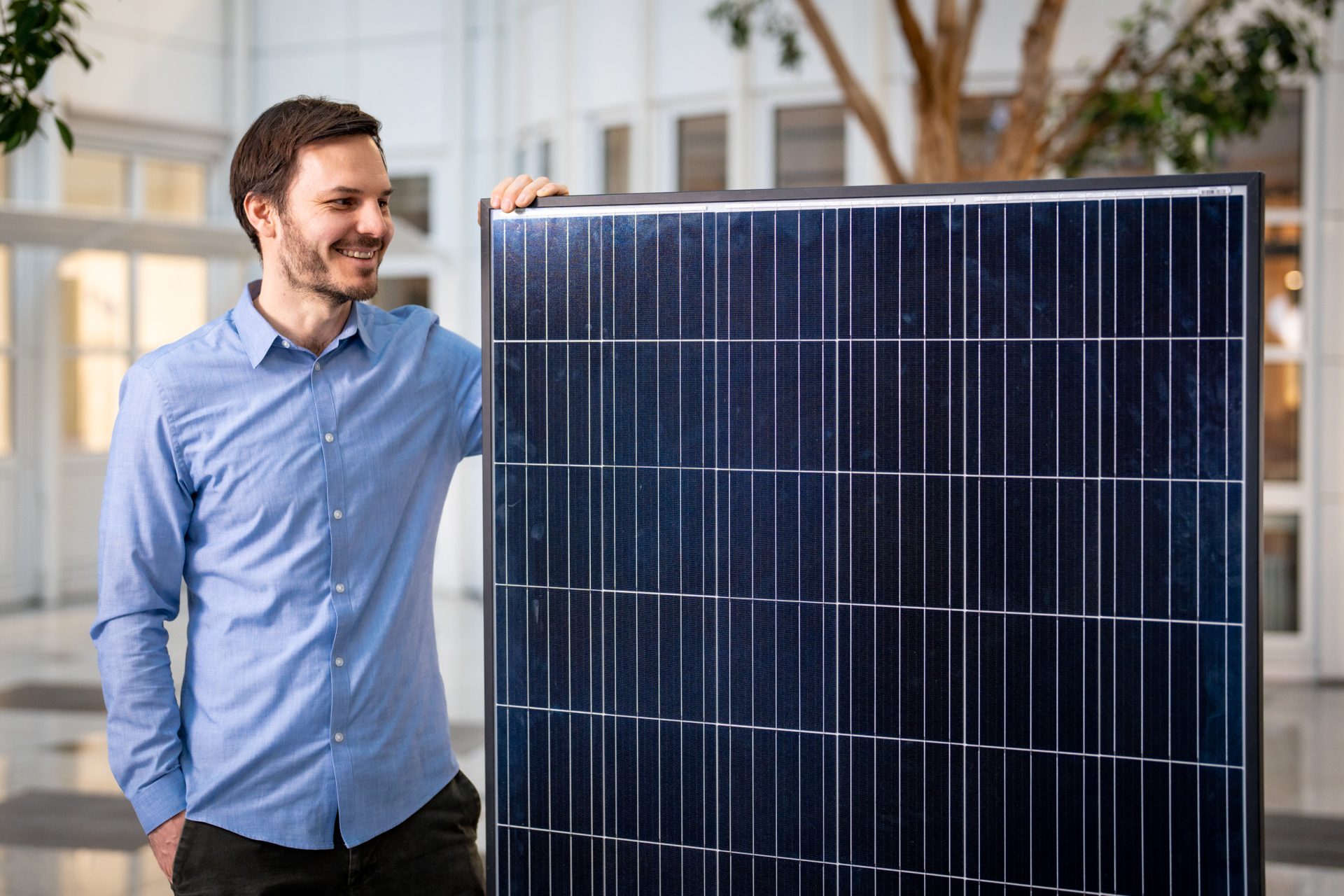 Fachperson mit Photovoltaikmodul bei Workshop zur lokalen Energiegemeinschaft (LEG Schweiz Strom)