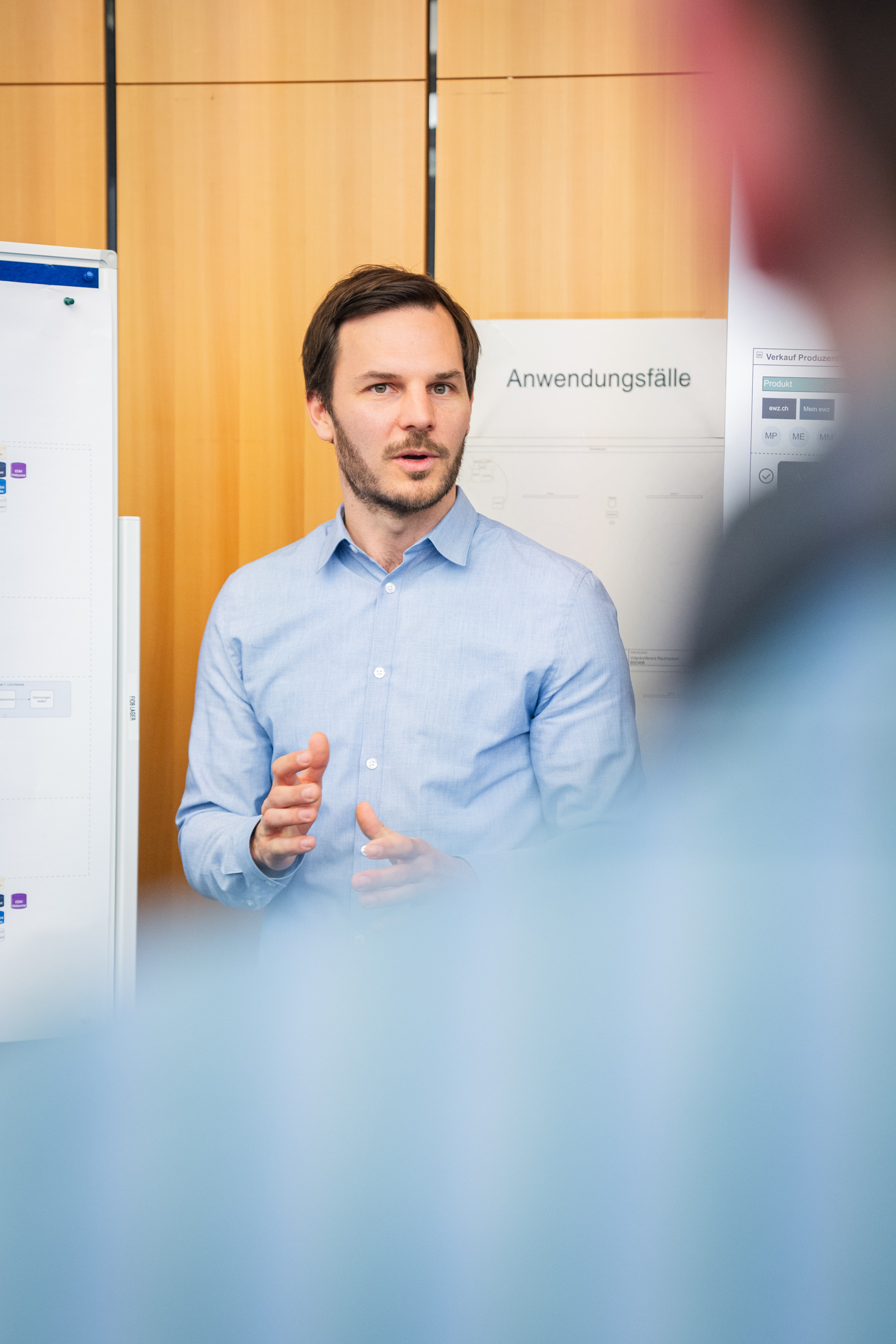 Workshop zur lokalen Elektrizitätsgemeinschaft (LEG) in der Schweiz – Vortrag über Energiegemeinschaftsmodelle vor Teilnehmenden
