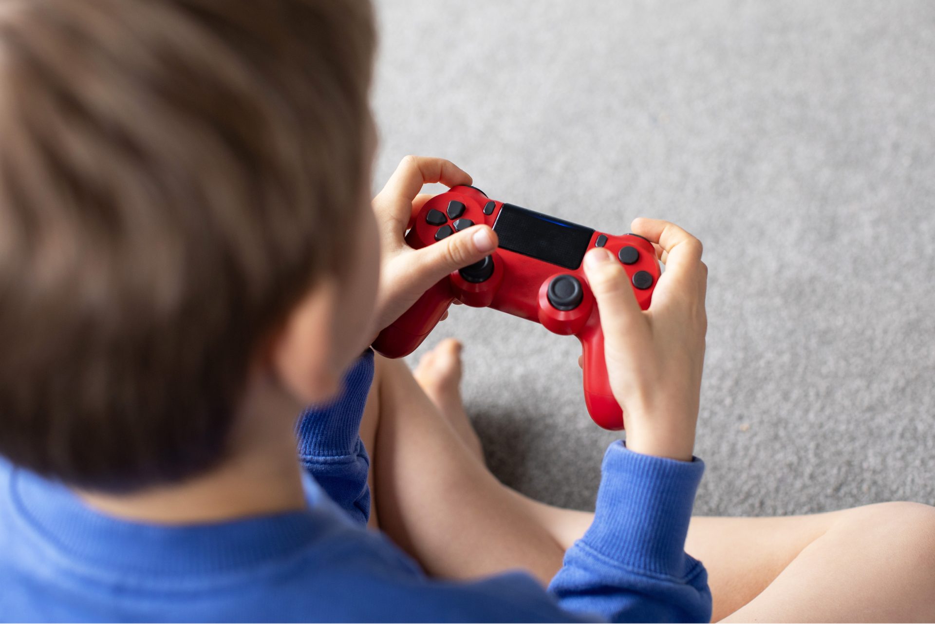 Kind spielt mit Spielekonsole – Gaming-Geräte als Stromfresser im Haushalt und hohe Stromverbraucher.
