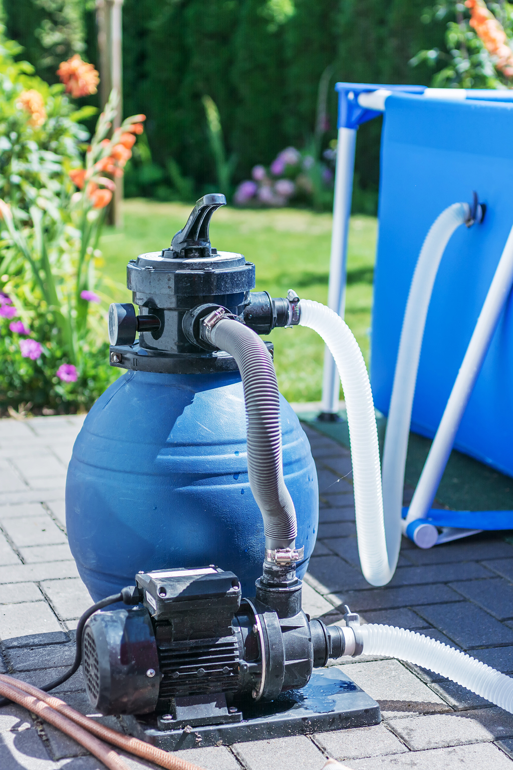Poolpumpe im Garten als Stromfresser und hoher Stromverbraucher bei der Poolnutzung.