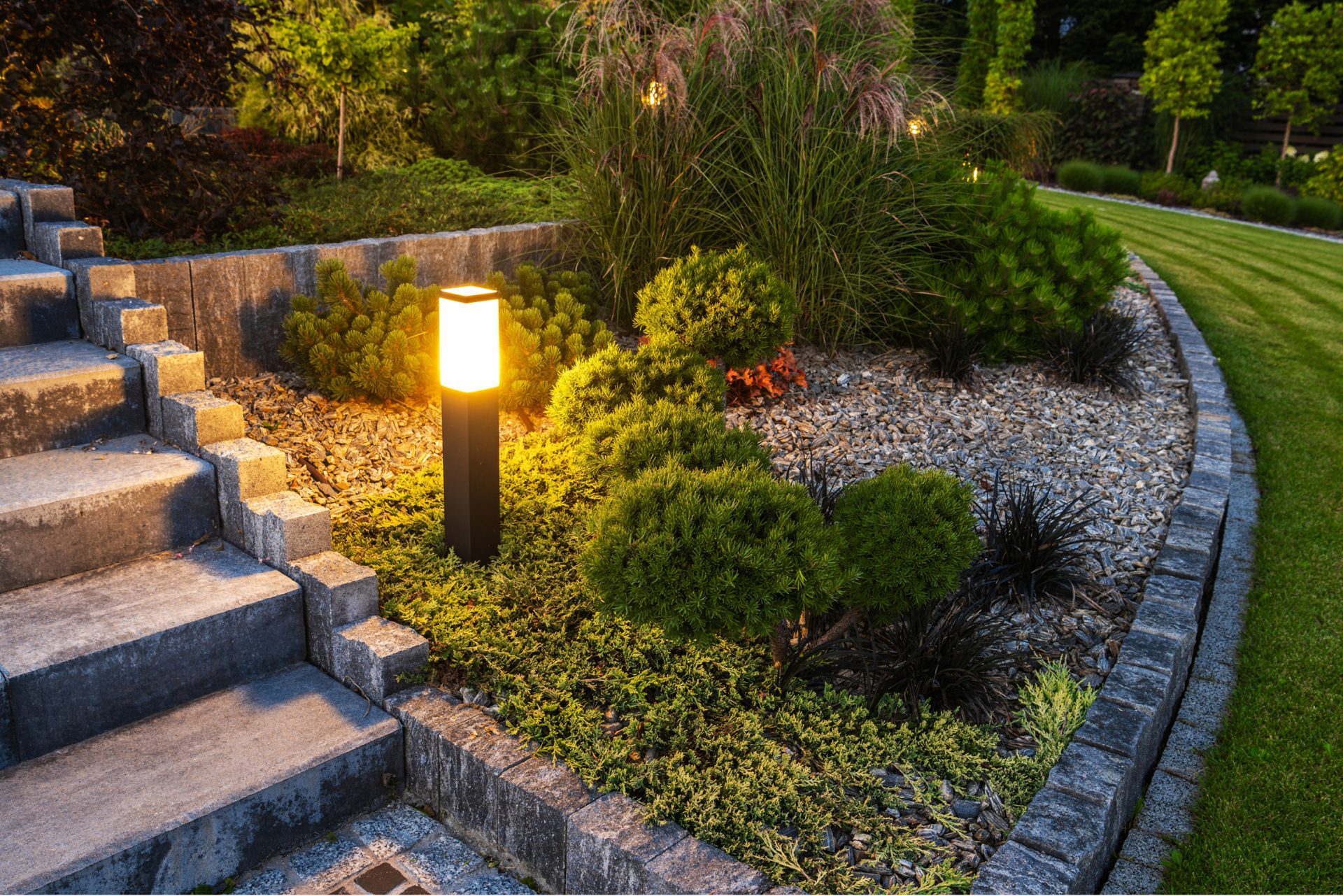 Gartenbeleuchtung mit Lampe als Stromfresser im Garten und zusätzlicher Stromverbraucher in der Nacht.