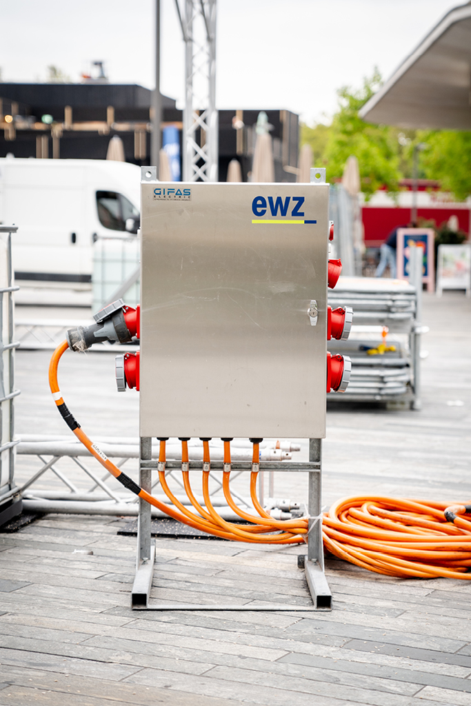 ewz-Stromverteiler mit Kabeln im Einsatz in Zürich – zuverlässige Infrastruktur für stabile Stromversorgung Zürich und schnelle Lösungen bei Stromausfall.