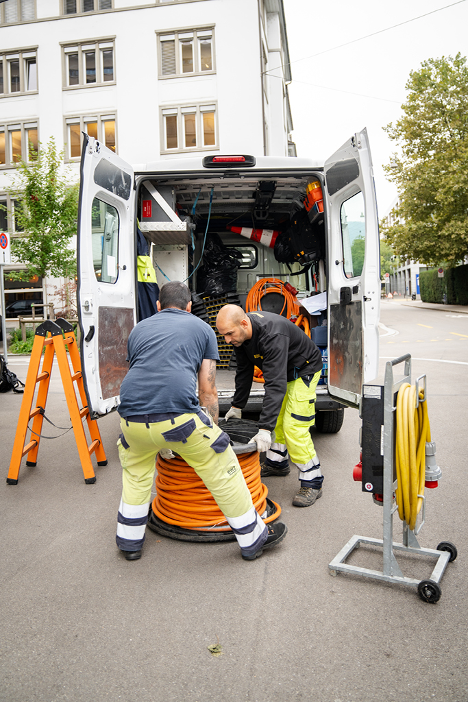 ewz-Mitarbeiter laden schwere Kabel aus dem Einsatzfahrzeug in Zürich – zuverlässige Arbeit für stabile Stromversorgung Zürich und schnelle Hilfe bei Stromausfall.