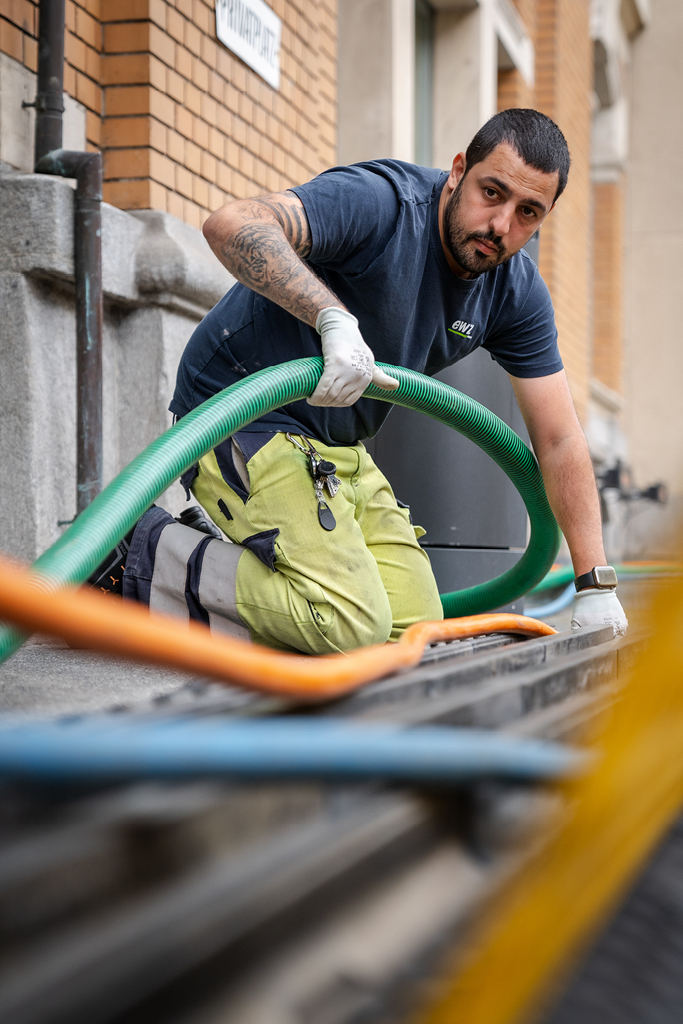 ewz-Mitarbeiter bei der Kabelverlegung in Zürich – präzise Arbeit für sichere Stromversorgung Zürich und schnelle Behebung von Stromausfall.