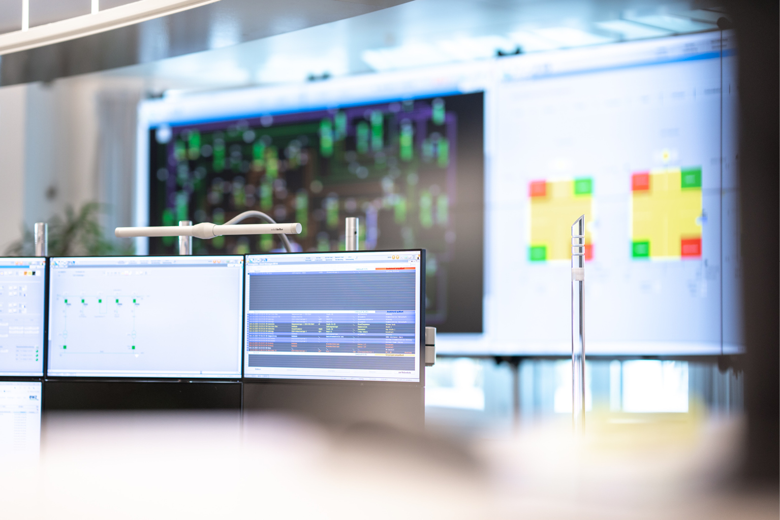 Monitore in einer Leitstelle überwachen die Stromversorgung Zürich und sorgen für hohe Versorgungssicherheit.