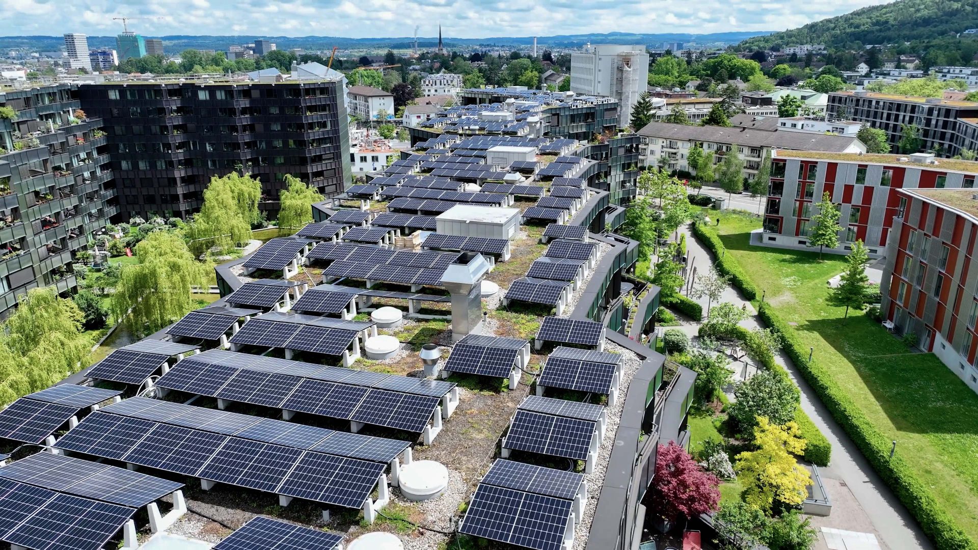 Solaranlagen und Dachbegrünung auf der Überbauung Guggach in Zürich.